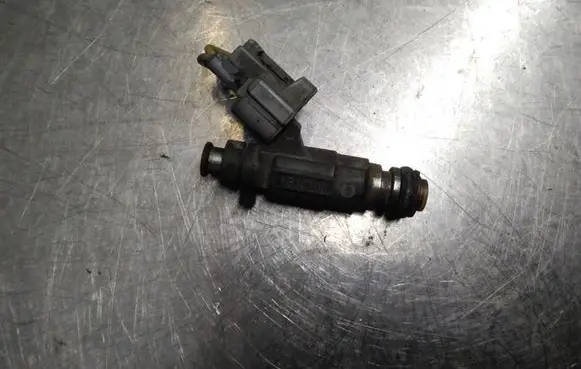 Subaru Legacy Fuel injector FBJC100 0008Y13
