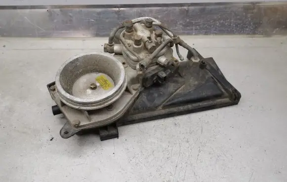 Audi 80 90 B3 Fuel distributor 0438121070 026133353D 0438101035