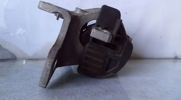 Peugeot 607 Engine mounting bracket