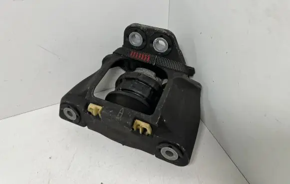 Volvo XC90 Engine mount bracket 31330588