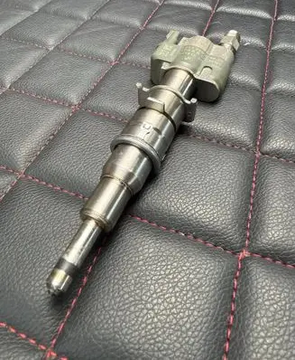 BMW 3 E90 E91 Fuel injector 7589048 758904805 PA66GF3596