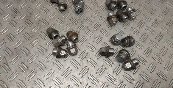 Toyota RAV 4 (XA40) Nuts/bolts 