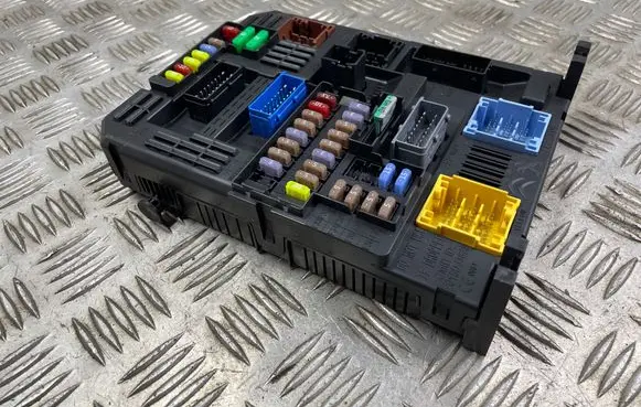 Peugeot 3008 II Fuse module 9819851280 2811840665 28615573