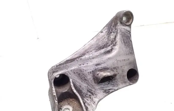 BMW 5 E39 Engine mounting bracket 6750441