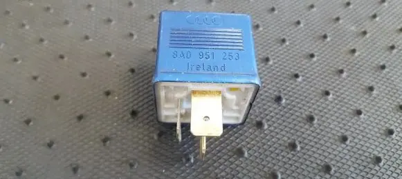 Volkswagen PASSAT B5.5 Other relay 8A0951253 899587