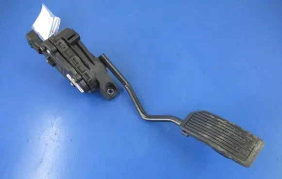 Nissan Almera Tino Accelerator throttle pedal 18002AU410