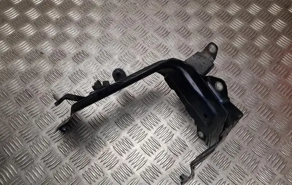 Audi Q7 4M Fender mounting bracket 4M0821137B