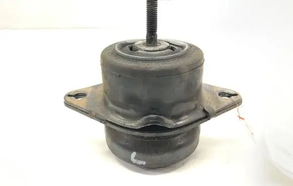 Engine mount vacuum valve