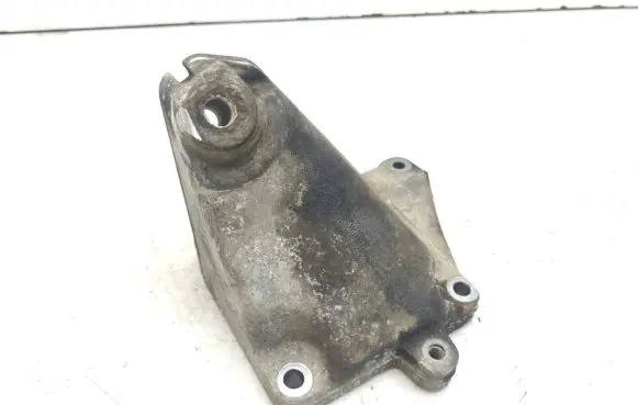Mercedes-Benz CLS C219 Engine mounting bracket A2722231604