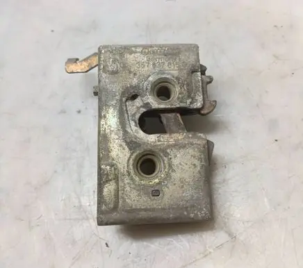 Volkswagen PASSAT B4 Front door lock 357837015G