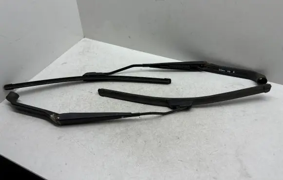 Front wiper blade arm