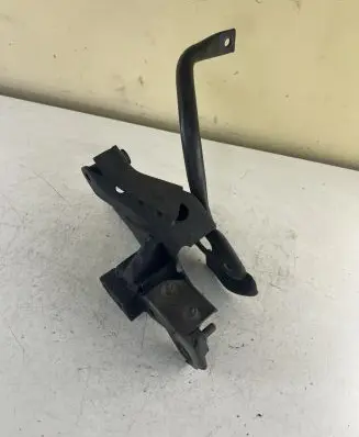 Nissan Almera Tino Engine mounting bracket