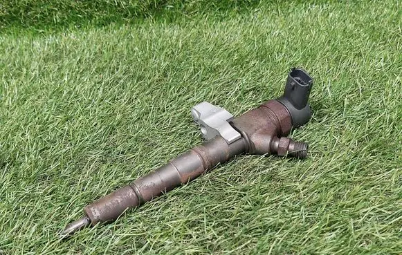 Opel Zafira C Fuel injector 55577668