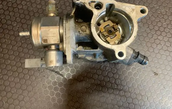 Volkswagen PASSAT CC Fuel injection high pressure pump 2000260144 06H127025K 0261520055