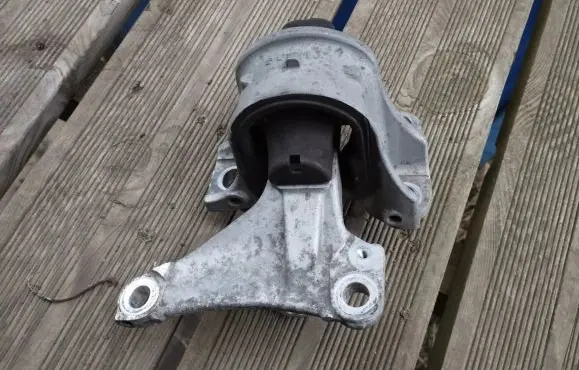 Honda Civic Engine mount bracket