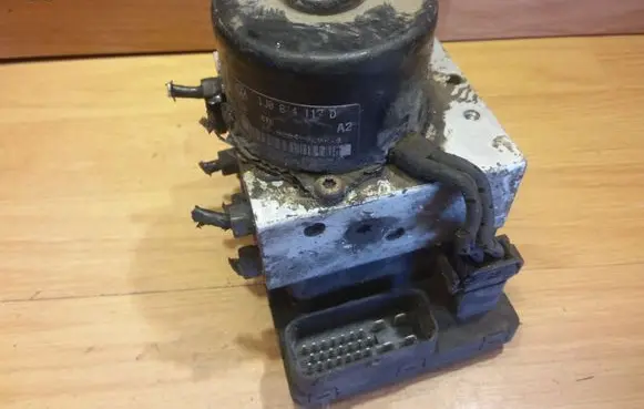 Volkswagen Golf IV ABS Pump 1J0907379P 1J0614117D