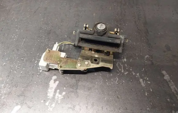 Skoda Octavia Mk1 (1U) Tailgate exterior lock 1U6827565H 1U6827565G
