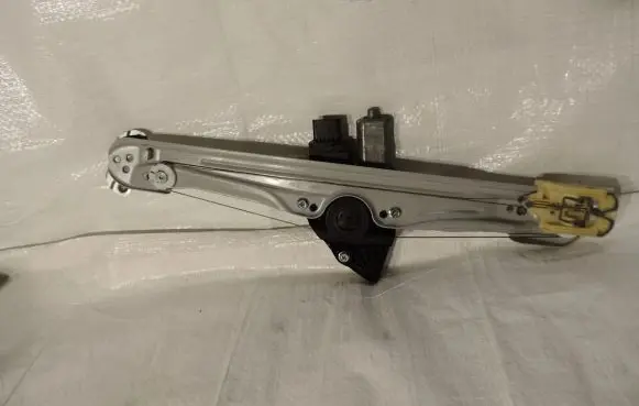Opel Crossland X Front door window regulator with motor