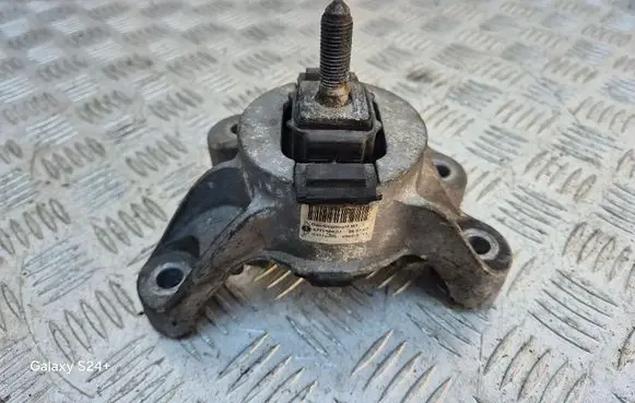 Engine mount bracket
