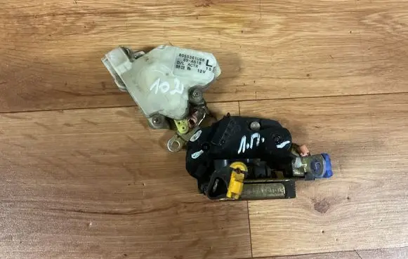 Nissan Almera Tino Front door lock 8055361U66 89A518