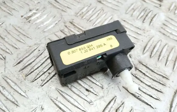 Skoda Octavia Mk1 (1U) Headlight level adjustment motor 0307853304 1J0941295A