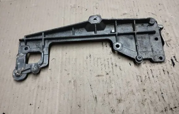 Engine mounting bracket