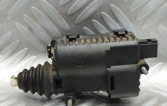 Opel Corsa D Fuel tank cap lock motor 13208157