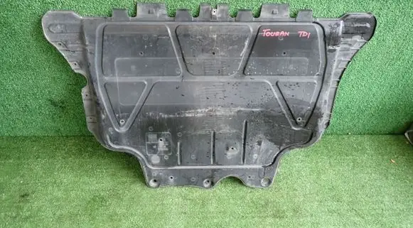 Volkswagen Touran III Engine splash shield/under tray 5Q0825236
