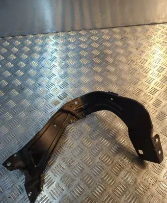 Mercedes-Benz C W203 Fender mounting bracket