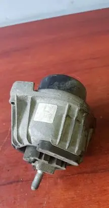 BMW 1 E81 E87 Engine mount bracket 6773742
