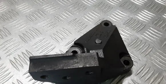 Engine mounting bracket