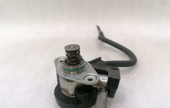 Mercedes-Benz CLA C117 X117 W117 Fuel injection high pressure pump A2702260485