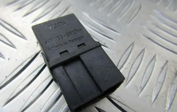 Volvo S40, V40 Other relay MB953382