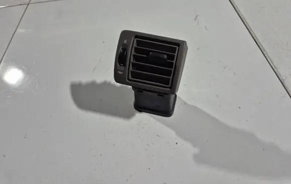 Volvo S40 Dash center air vent grill