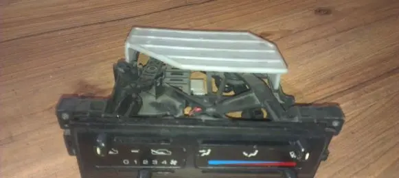 Mazda 323 Climate control unit nenustayyta