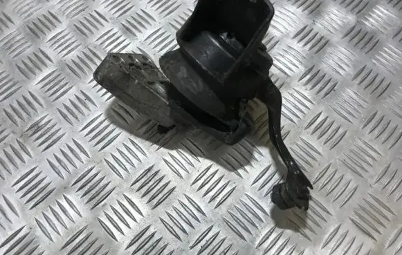 Hyundai Elantra Engine mount bracket usesd