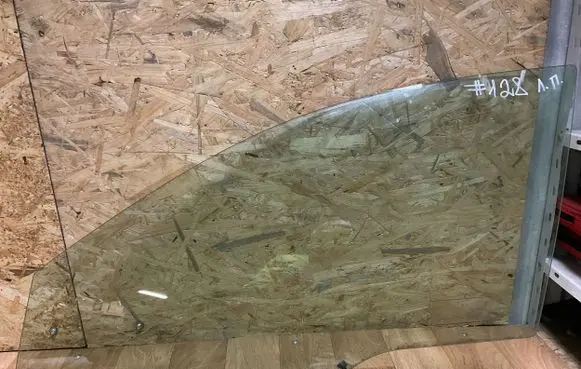 Honda Accord Front door window glass four-door 43R00033