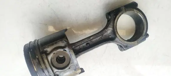KIA Carnival Piston with connecting rod