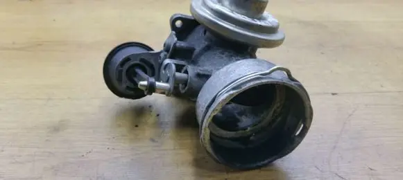Volkswagen Caddy Throttle valve 03G129637