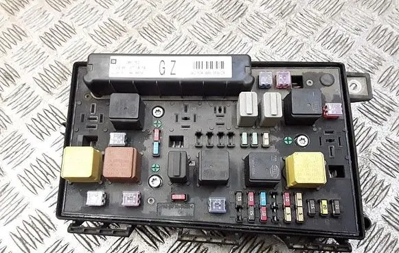 Opel Astra H Fuse module 13206752gz