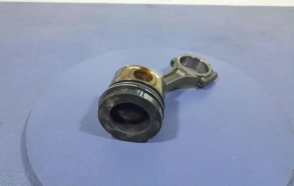 Volkswagen PASSAT B6 Piston 