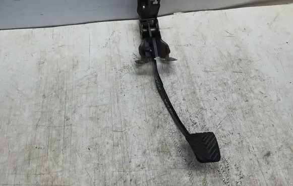 Mitsubishi Outlander Brake pedal