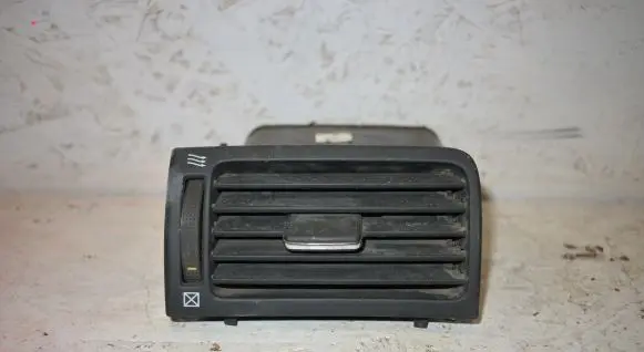 Toyota Avensis T250 Dashboard side air vent grill/cover trim