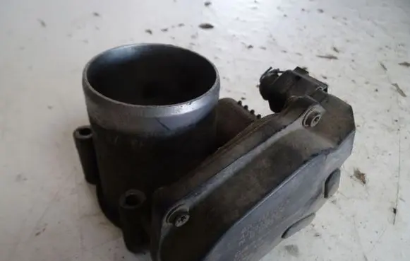 Volkswagen Golf VI Throttle valve 03C133062S