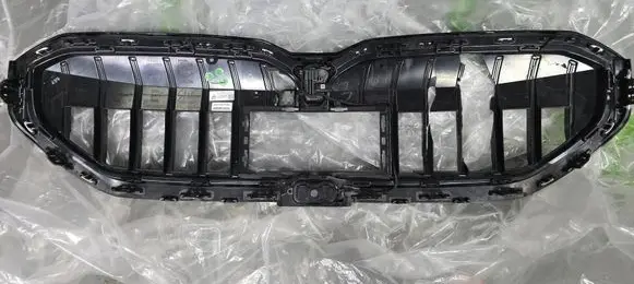 BMW 5 G60 Front bumper upper radiator grill 8084683