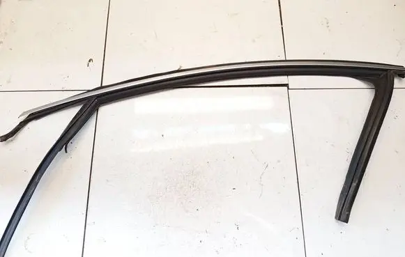 Volvo V40 Front door glass trim molding 31278599