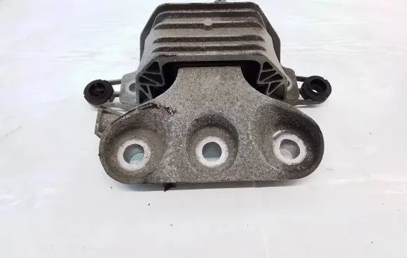 Opel Insignia B Engine mounting bracket 84240117