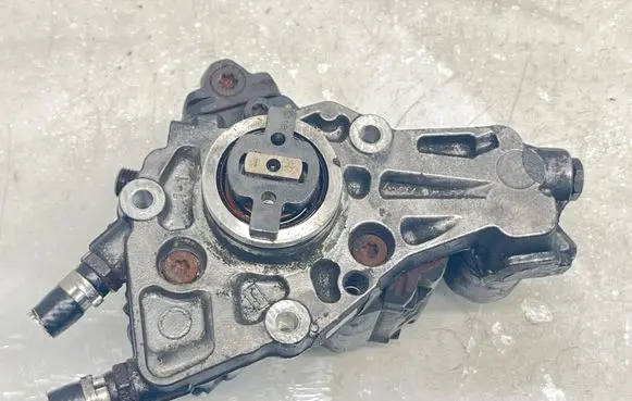 Mercedes-Benz C W204 Fuel injection high pressure pump A6460700201