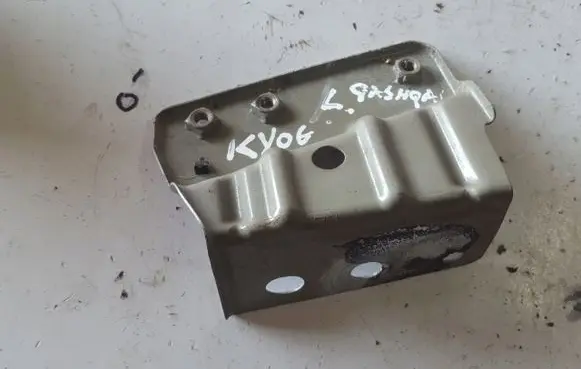 Nissan Qashqai Fender mounting bracket