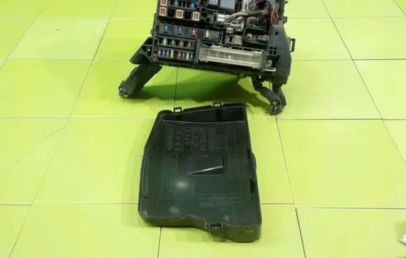 Toyota Avensis T270 Fuse box set 8266205170 18AB29